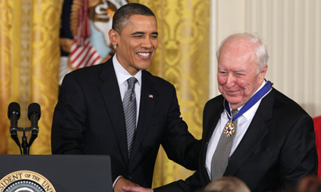 Obama presents Jaspar Johns with the Medal of Freedom